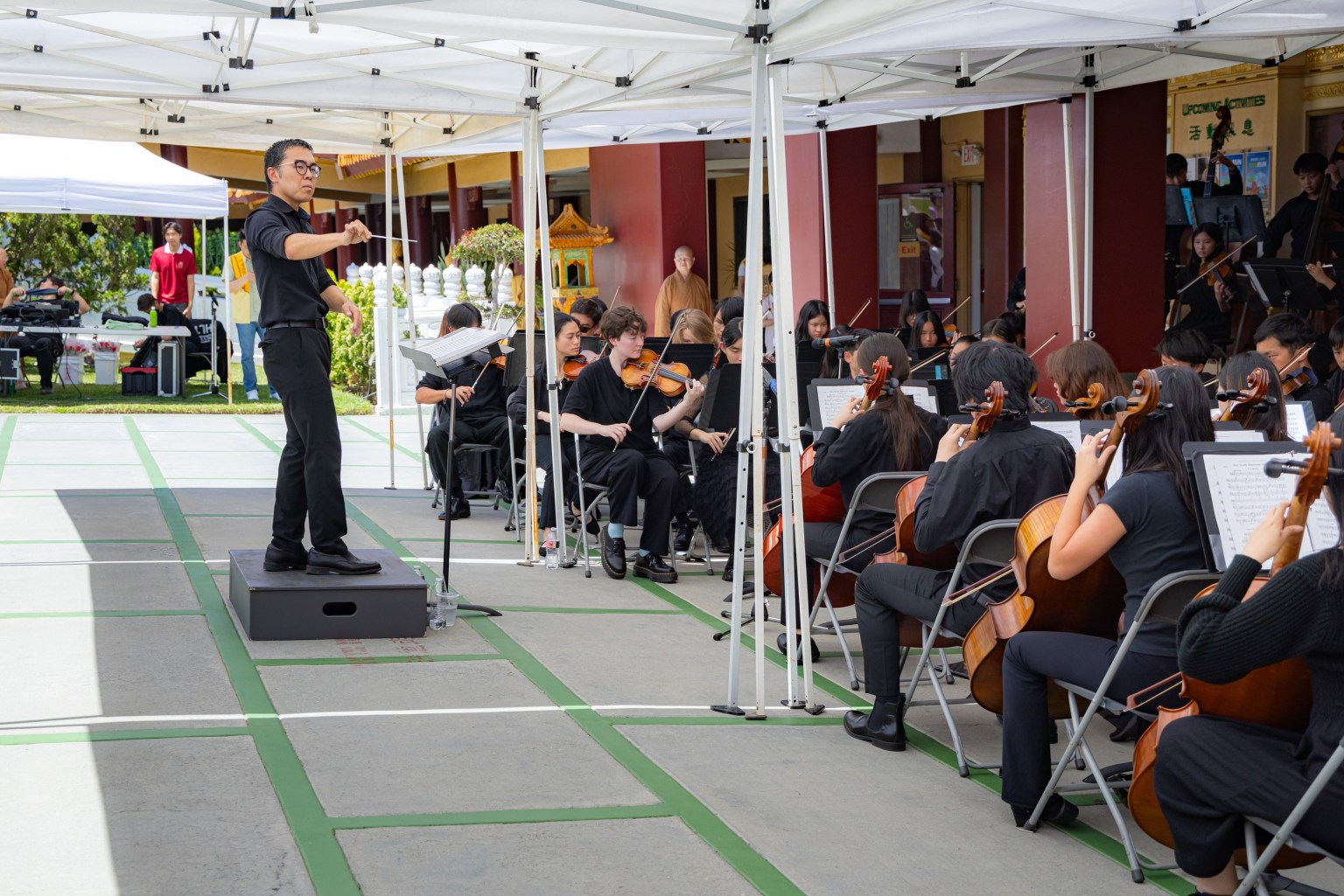 指揮Shota Hanai帶領六十七位青少年團員以音樂將內心的感恩化作旋律，獻給現場的家長、佛光人及長年支持的護法信眾。